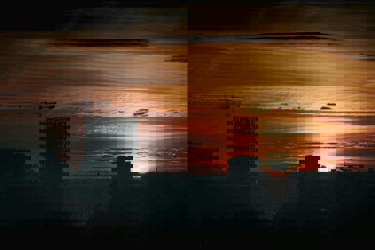 Taxa de juros atinge recorde e setor imobiliário sente impacto imediato nas vendas