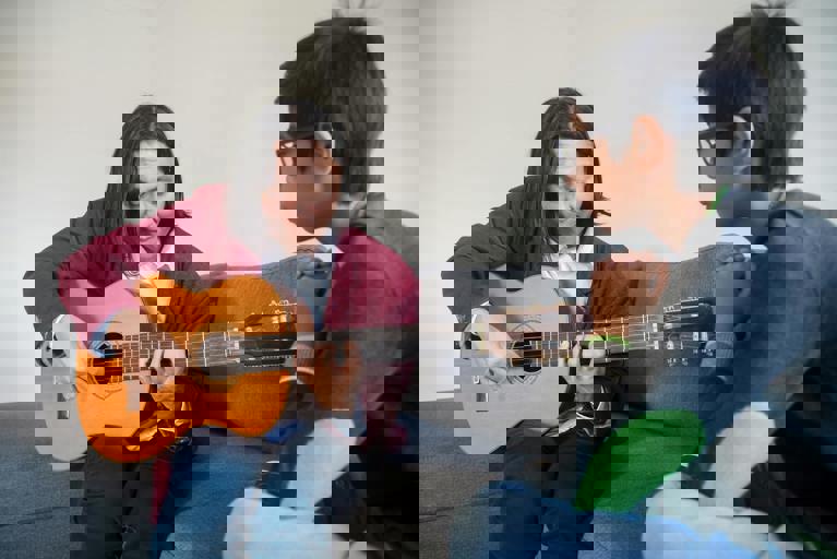 Projeto social leva aulas de música gratuita para jovens na periferia paulistana